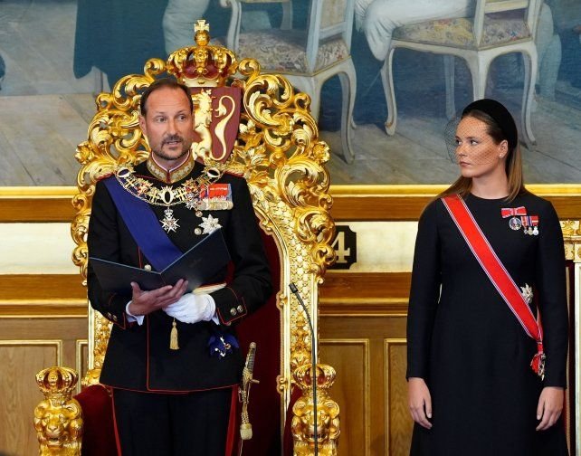 Rey Haakon VIII en el Parlamento de Noruega