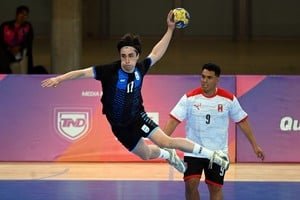 Partido de handball en el estadio Invencible de Santa Fe durante los Juegos Suramericanos
