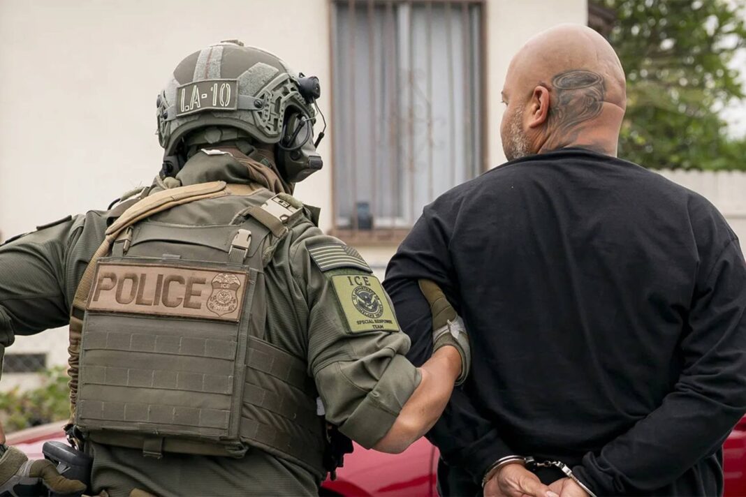 Agentes del ICE durante un operativo de control migratorio en Estados Unidos