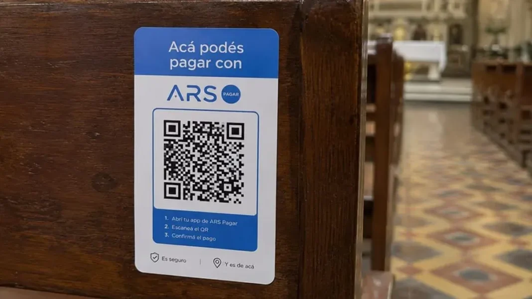 Fieles escaneando un código QR durante una misa en una iglesia de Córdoba
