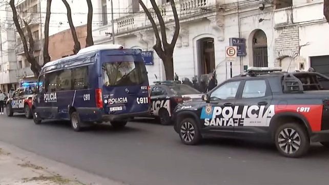 Bomberos trabajando en la comisaría 5ª de Rosario