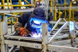 Planta industrial con líneas de producción en actividad