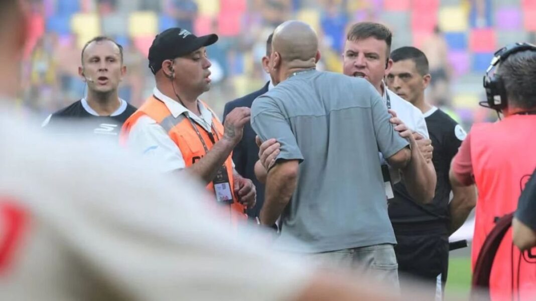 Momento de tensión durante la final de la Supercopa Internacional entre Central y Estudiantes