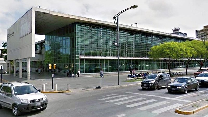 Móvil policial en la vía pública