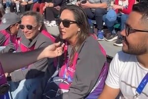 Jueces de ciclismo de Argentina, Brasil, Venezuela, Colombia y Chile posan en el velódromo de Rafaela durante los Juegos Suramericanos 2026.