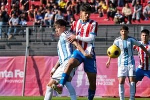 Jugadores de la Selección Argentina Sub 19 durante el partido ante Paraguay en el estadio Marcelo Bielsa de Rosario