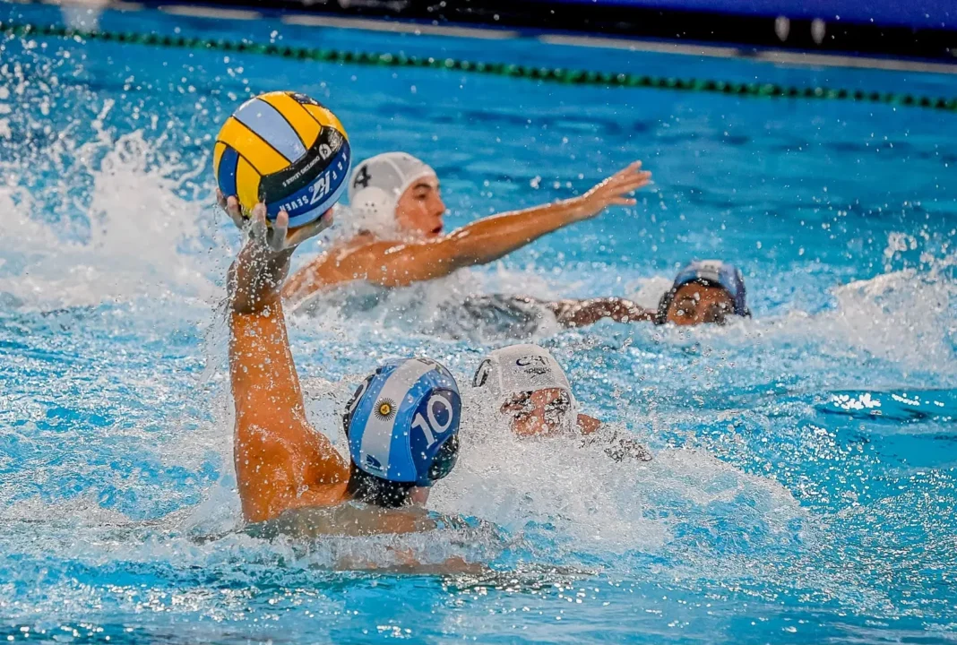 Jugadores de la Selección Argentina de waterpolo durante un partido en los Juegos Suramericanos Santa Fe 2026