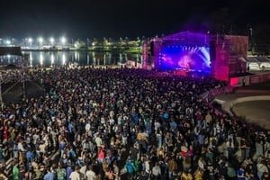 Fan Fest de los Juegos Suramericanos Santa Fe 2026 con público frente al escenario