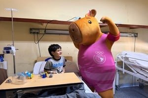 Mascota Capi junto a niños y autoridades en el Hospital Alassia de Santa Fe