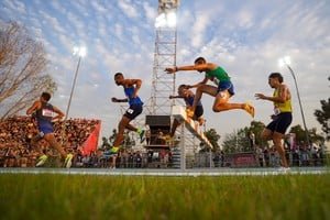 Atletas compitiendo en la pista del Centro de Alto Rendimiento Deportivo Pedro Candioti durante los Juegos Suramericanos Santa Fe 2026