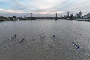 Palistas argentinos compitiendo en la final de canotaje de velocidad en la Costanera Este de Santa Fe durante los Juegos Suramericanos 2026.