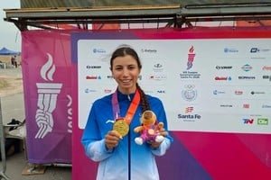 Julieta Benedetti levanta los brazos tras ganar la medalla de oro en ciclismo de ruta en los Juegos Suramericanos Santa Fe 2026