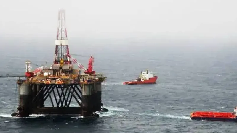 Vista aérea de las Islas Malvinas con plataforma petrolera en el mar