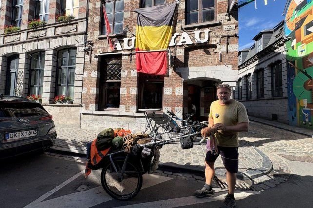 Karl Bushby caminando con su carro de carga durante su travesía
