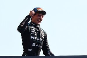 Kimi Antonelli celebrando su victoria en el Gran Premio de Italia en Monza