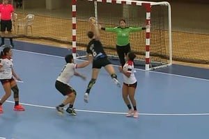 Seleccionado argentino de handball femenino La Garra celebrando en el estadio Invencible Santa Fe