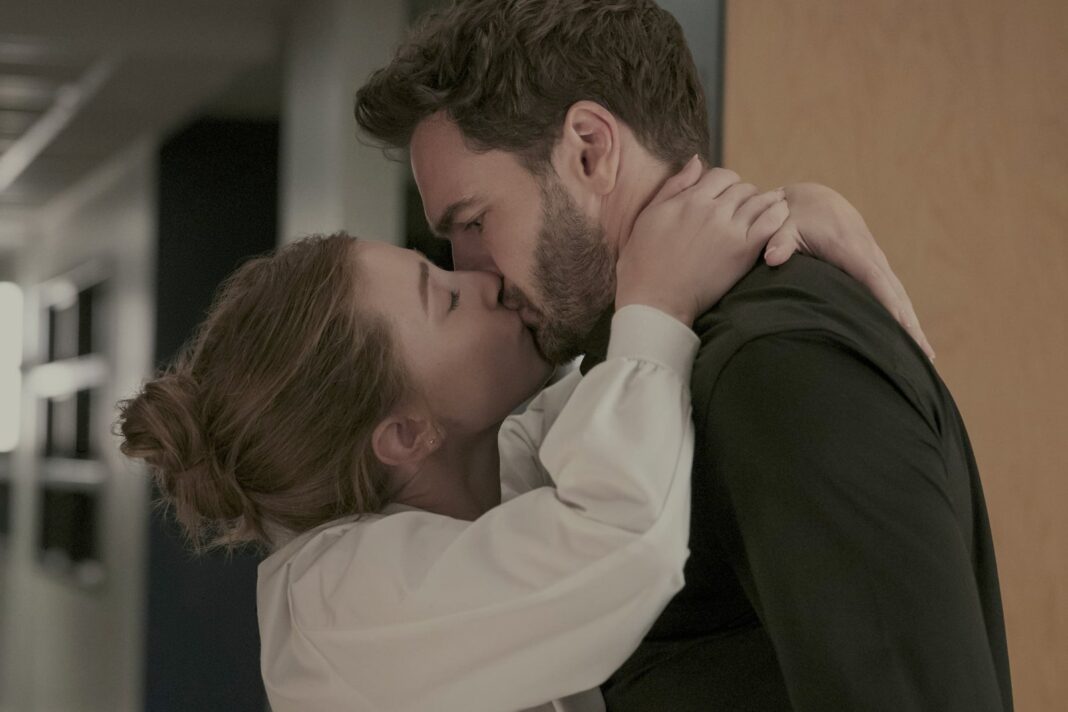 Lili Reinhart y Tom Bateman en una escena de La hipótesis del amor