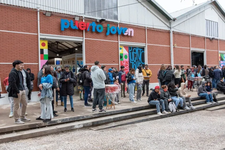 Jóvenes participando en actividades artísticas en Puerto Joven durante la jornada Construimos Memoria