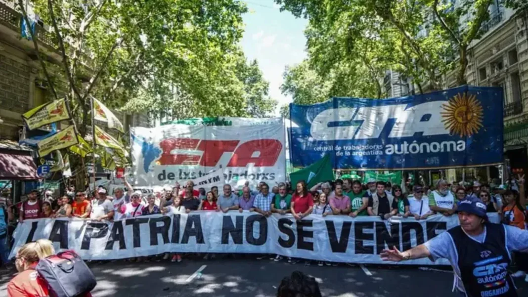 Reunión de dirigentes sindicales de la CTA y la CGT en una sede gremial