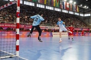 Jugadores del seleccionado argentino de handball celebrando la medalla de oro en los Suramericanos 2026