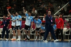 Jugadores de la Selección Argentina de handball masculino durante un partido en los Juegos Suramericanos Santa Fe 2026