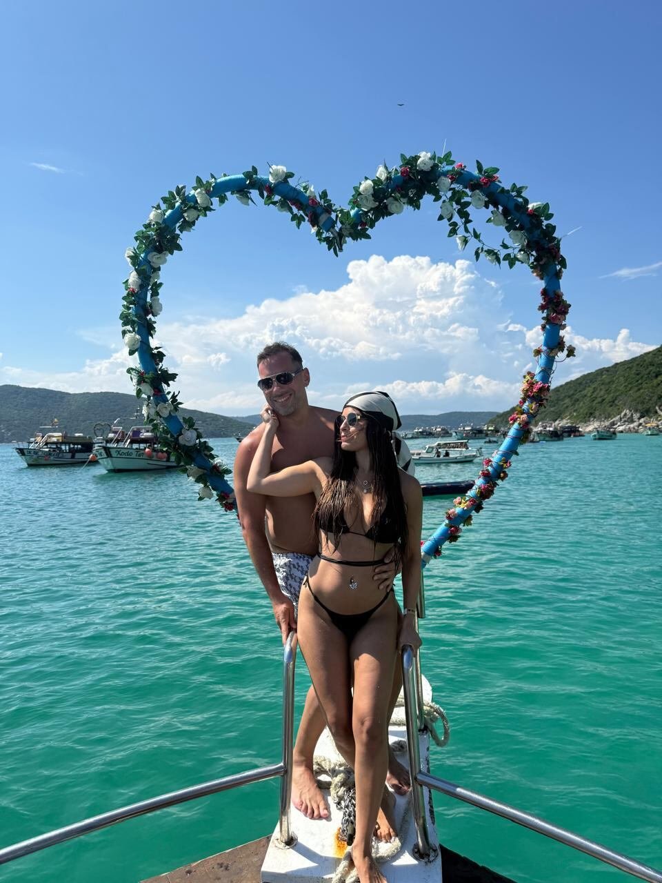 Florencia y Leandro, participantes de Love is Blind Argentina, sonriendo juntos