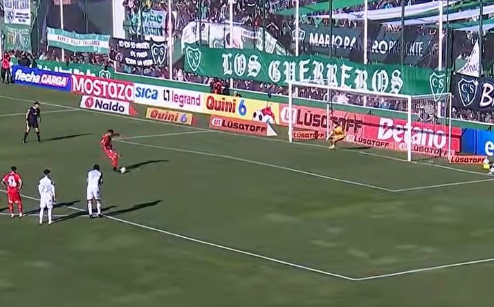 Lucas Passerini ejecutando el penal que convirtió el empate 1-1 entre Sarmiento y Belgrano