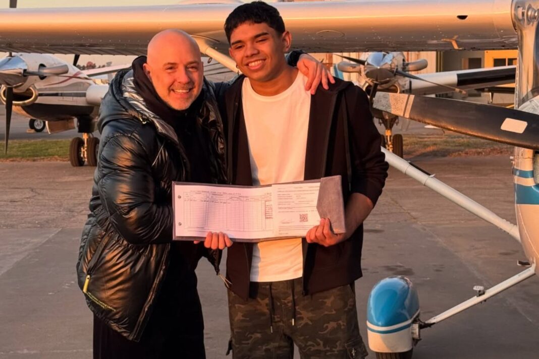 Lucio Muscari junto a su padre José María Muscari mostrando el diploma de piloto privado en el Aeropuerto de San Fernando