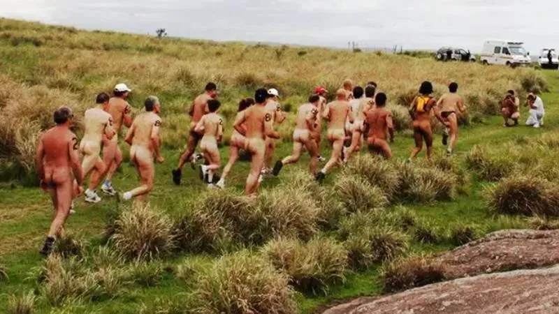 Participantes corriendo en la maratón nudista de Tanti en las sierras de Córdoba