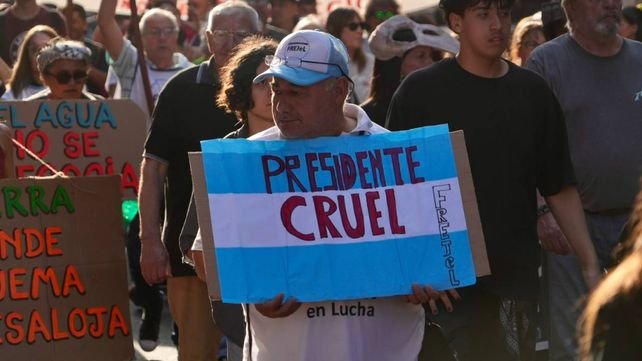 Marcha de la Bronca en Rosario con manifestantes y banderas en la Plaza 25 de Mayo