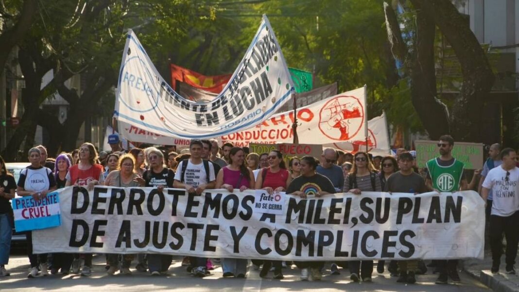 Marcha de la Bronca en Rosario, manifestantes con banderas en la plaza 25 de Mayo