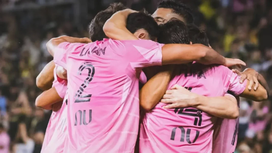 Lionel Messi ejecutando un tiro libre en un partido de Inter Miami