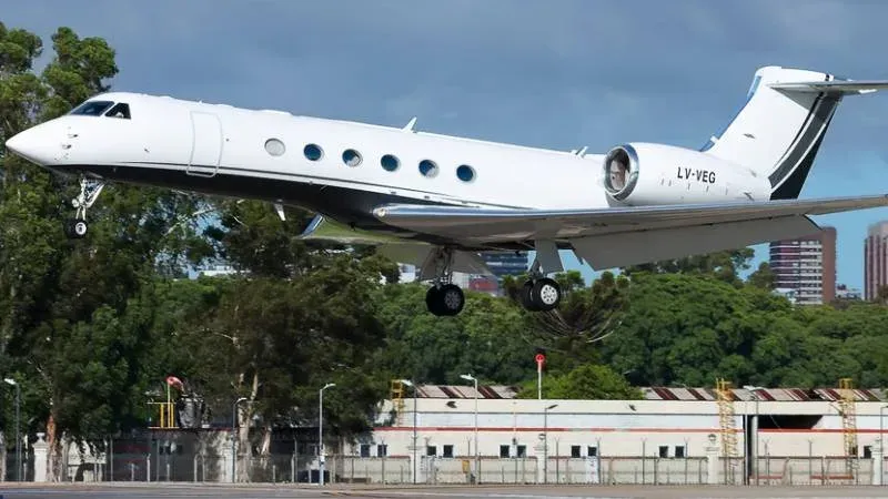 Javier Milei descendiendo de un avión privado Gulfstream G500 en Nueva York