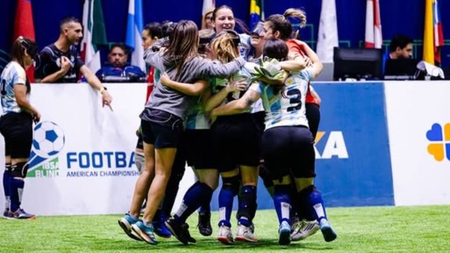 Equipo femenino de fútbol para ciegos de Argentina celebrando el título de la Copa América