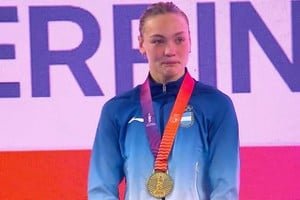 Nadadora argentina durante una competencia en los Juegos Suramericanos Santa Fe 2026