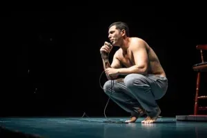 Nazareno Casero en la obra teatral Bebé Reno