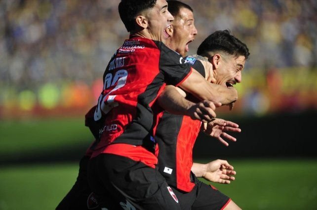 Jugadores de Newell's Old Boys celebran el empate en el clásico ante Rosario Central