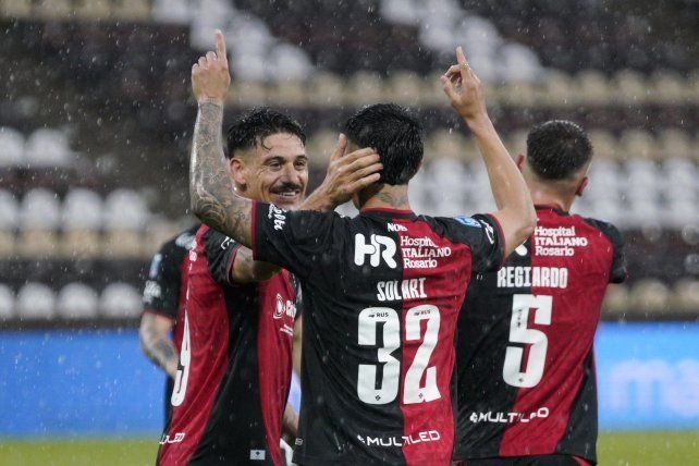 Jugadores de Newell's celebrando un gol