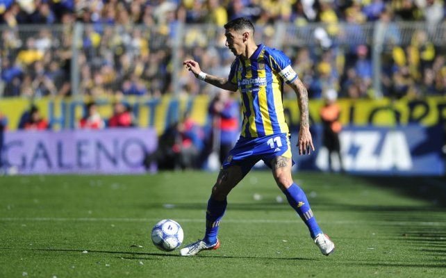 Arquero Ledesma de Newell's atajando un cabezazo de Barrionuevo