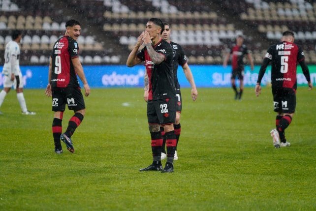 Jugadores de Newell's celebrando el gol de Santiago Solari ante Platense