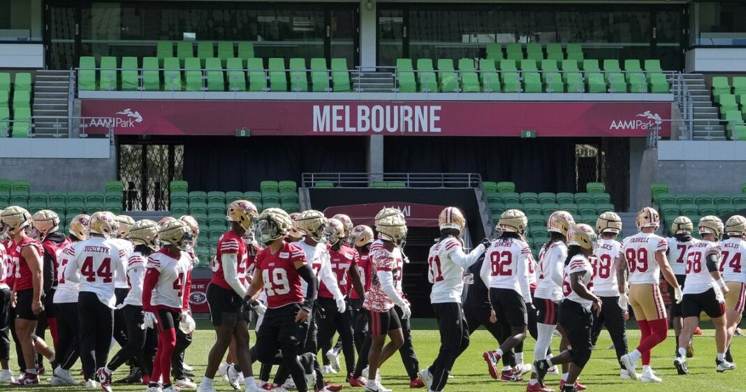 Jugadores de los San Francisco 49ers y Los Ángeles Rams en el Melbourne Cricket Ground durante el primer partido de la NFL en Australia
