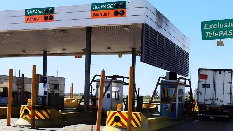 Estación de peaje de la autopista Rosario-Santa Fe con cabinas y barreras automáticas