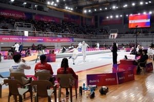 Equipo argentino de esgrima femenina celebrando la medalla de oro en sable por equipos en los Juegos Suramericanos 2026