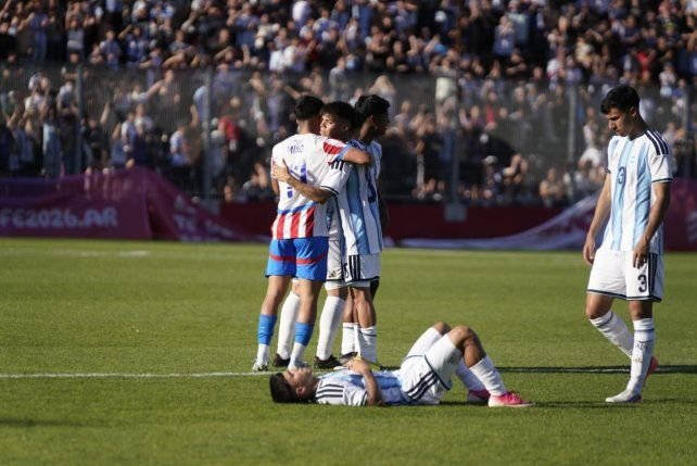 Jugadores de Paraguay y Argentina durante la final de fútbol de los Juegos Suramericanos Santa Fe 2026 en el estadio Marcelo Bielsa