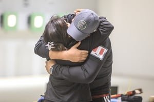 Annia Becerra y Marko Carrillo, tiradores peruanos, durante la competencia de 10 metros pistola de aire mixto en los Juegos Suramericanos Santa Fe 2026