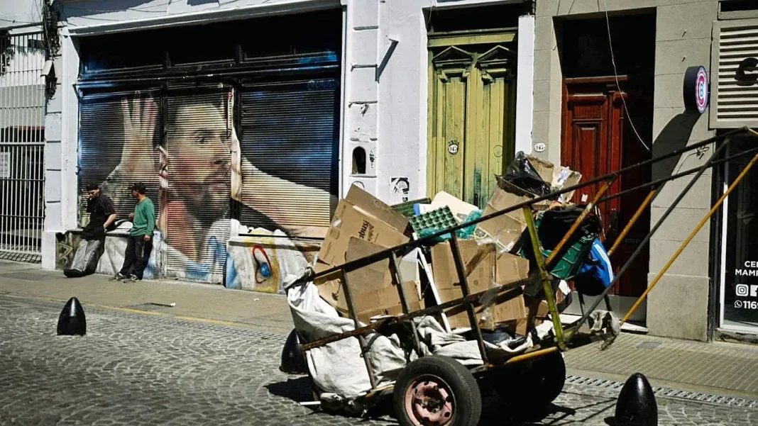 Personas en una calle de Argentina, imagen de archivo