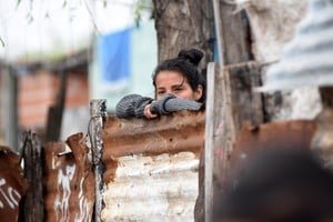 Personas caminando en una calle de Santa Fe