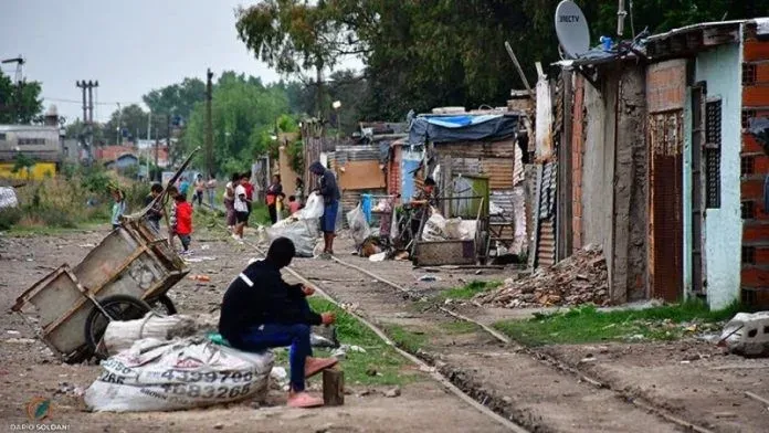 Personas caminando en una calle de Argentina