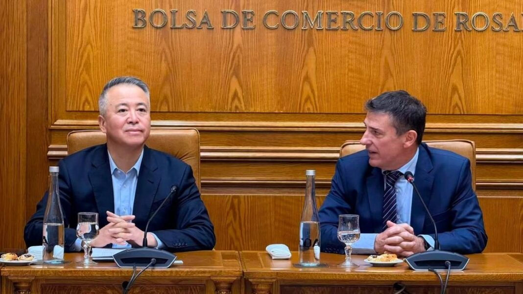 Wang Bo, presidente de CMEC Group, durante la recorrida por la región del Gran Rosario
