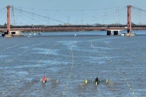 Vista de la laguna Setúbal con competencias de remo durante los Juegos Suramericanos en Santa Fe